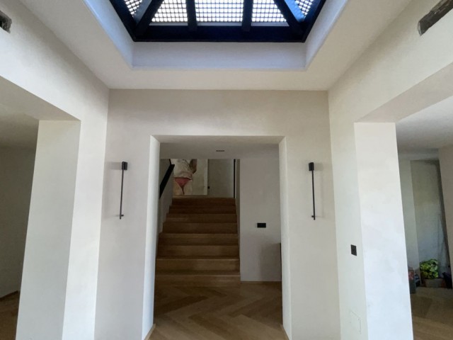 5 Bedrooms Villa in Benahavís