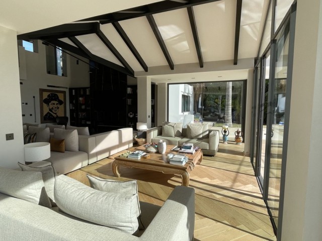 5 Bedrooms Villa in Benahavís