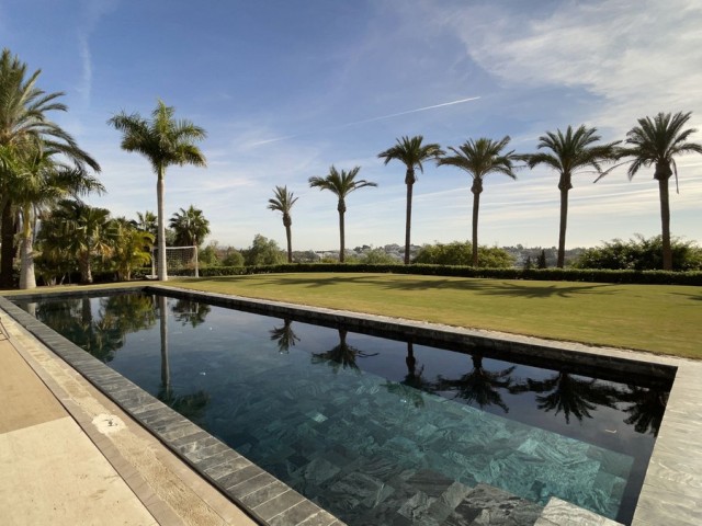 5 Bedrooms Villa in Benahavís