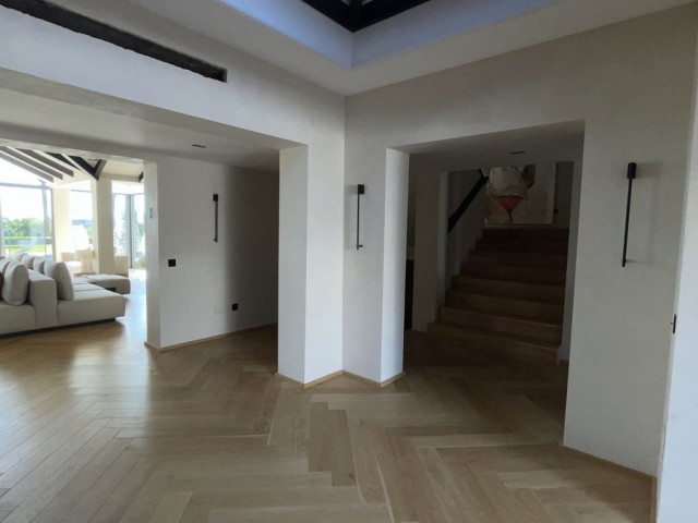 5 Bedrooms Villa in Benahavís