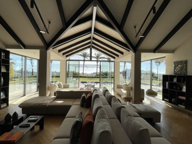 5 Bedrooms Villa in Benahavís