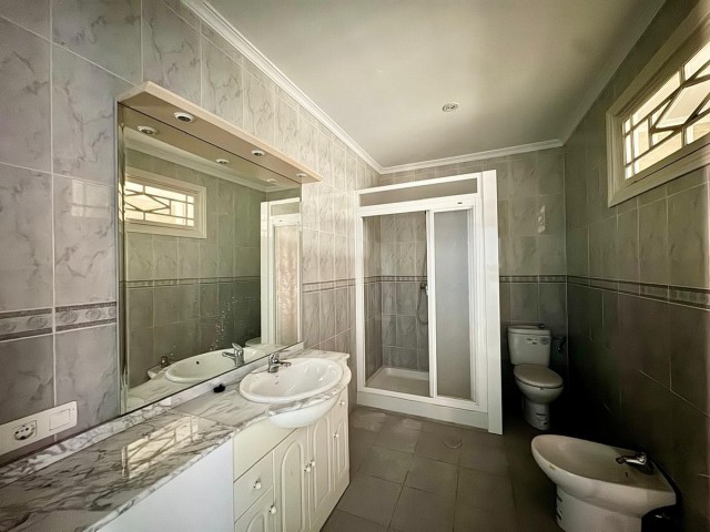 Apartamento con 4 Dormitorios  en Málaga