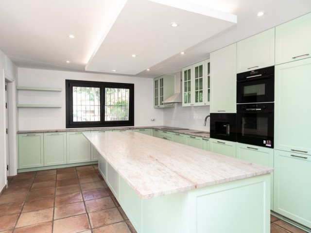 6 Bedrooms Villa in Guadalmina Baja