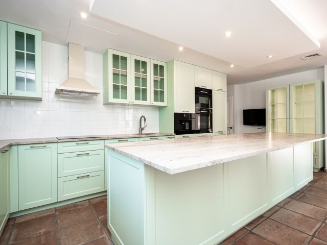 6 Bedrooms Villa in Guadalmina Baja