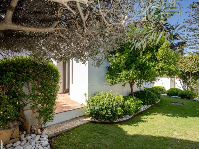 6 Soveroms Villa i Guadalmina Baja