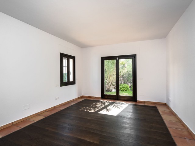 6 Soveroms Villa i Guadalmina Baja