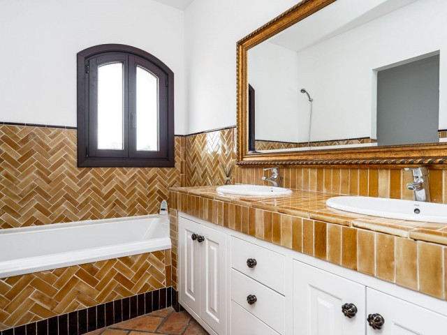 6 Soveroms Villa i Guadalmina Baja