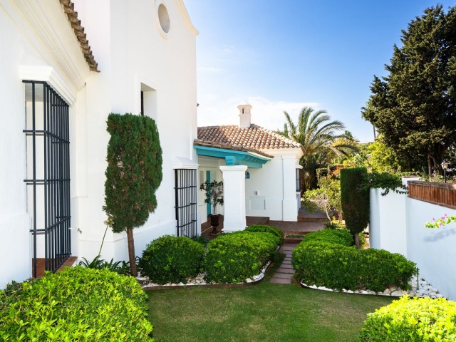 Villa avec 6 Chambres  à Guadalmina Baja