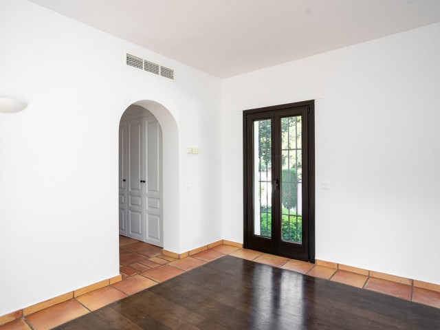 6 Bedrooms Villa in Guadalmina Baja