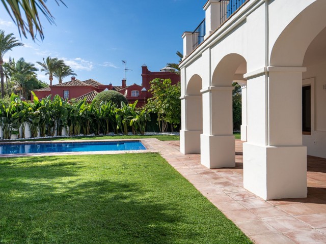6 Bedrooms Villa in Guadalmina Baja