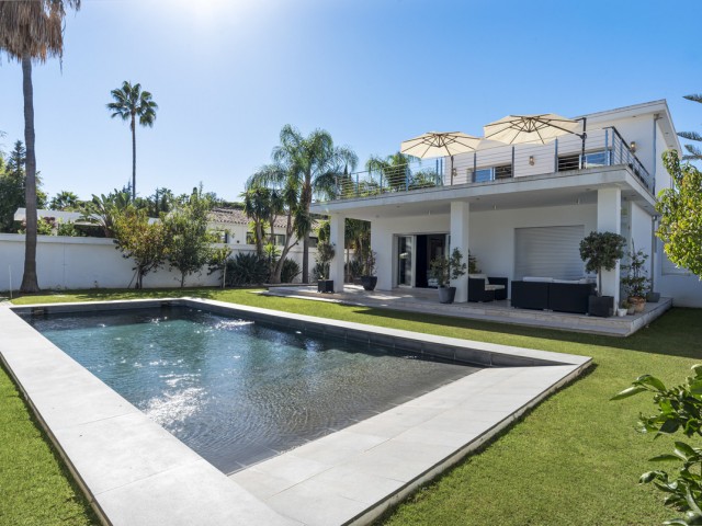 Villa avec 4 Chambres  à Nueva Andalucía