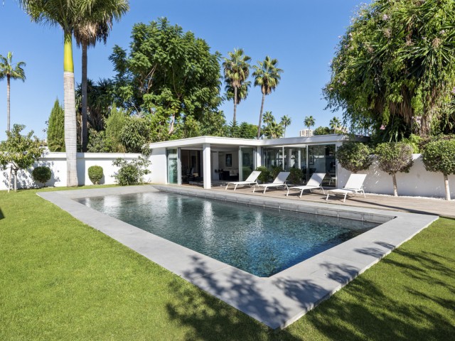 Villa avec 4 Chambres  à Nueva Andalucía