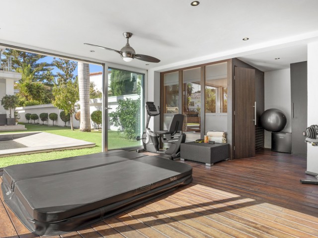 Villa avec 4 Chambres  à Nueva Andalucía