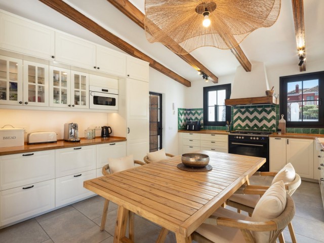 8 Bedrooms Villa in Guadalmina Alta