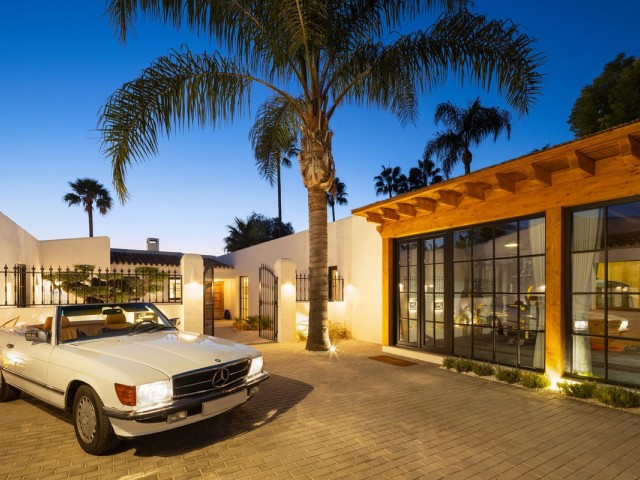 8 Bedrooms Villa in Guadalmina Alta