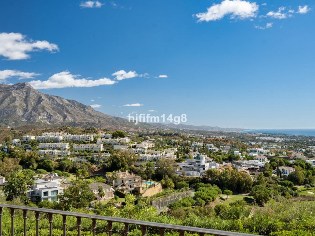 2 Bedrooms Apartment in Benahavís