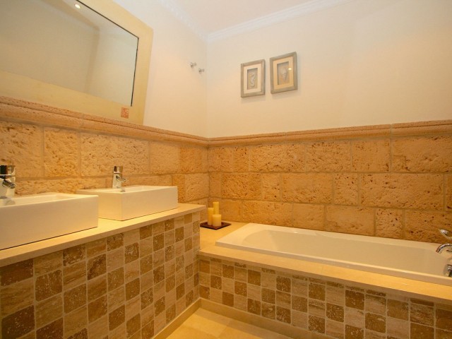 5 Bedrooms Villa in Mijas