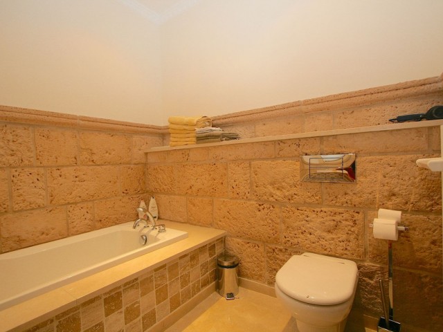 5 Bedrooms Villa in Mijas