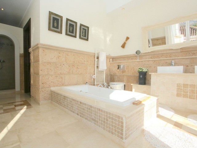 5 Bedrooms Villa in Mijas