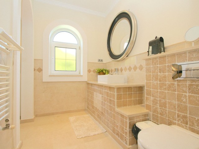 5 Bedrooms Villa in Mijas