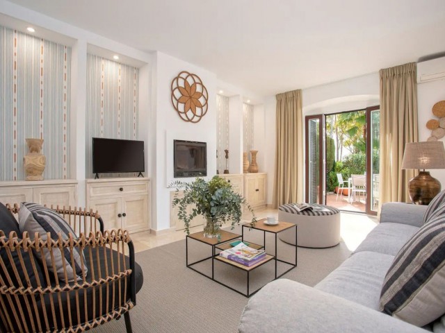 2 Bedrooms Townhouse in Estepona