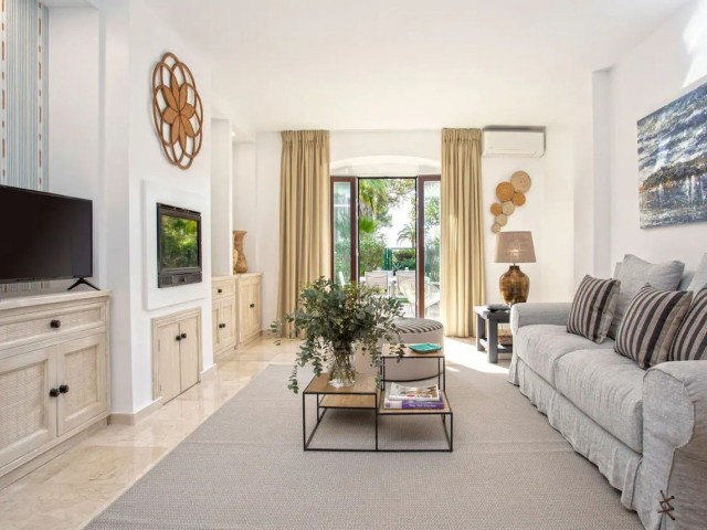 2 Bedrooms Townhouse in Estepona