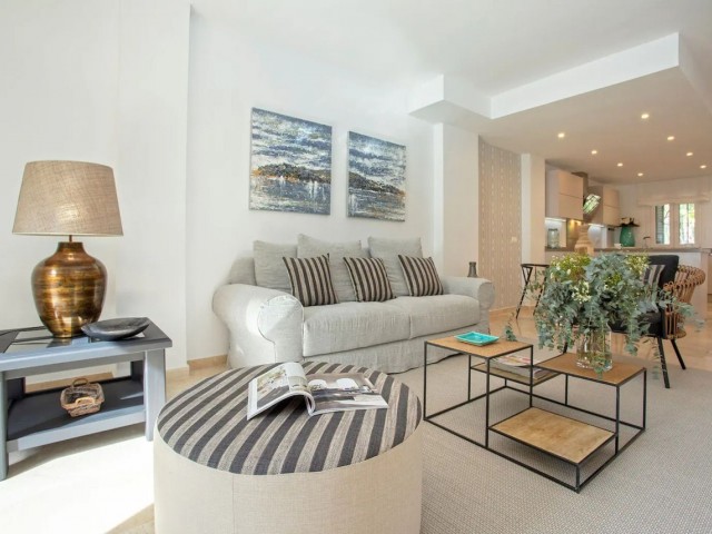 2 Bedrooms Townhouse in Estepona