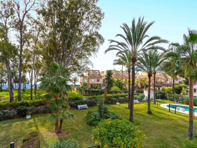 2 Bedrooms Townhouse in Estepona