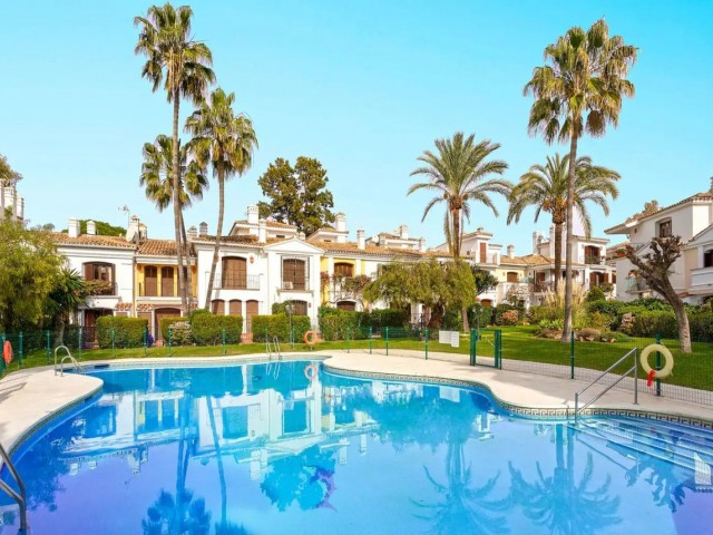 2 Bedrooms Townhouse in Estepona