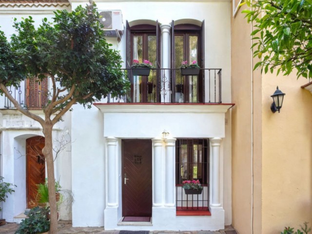 2 Bedrooms Townhouse in Estepona