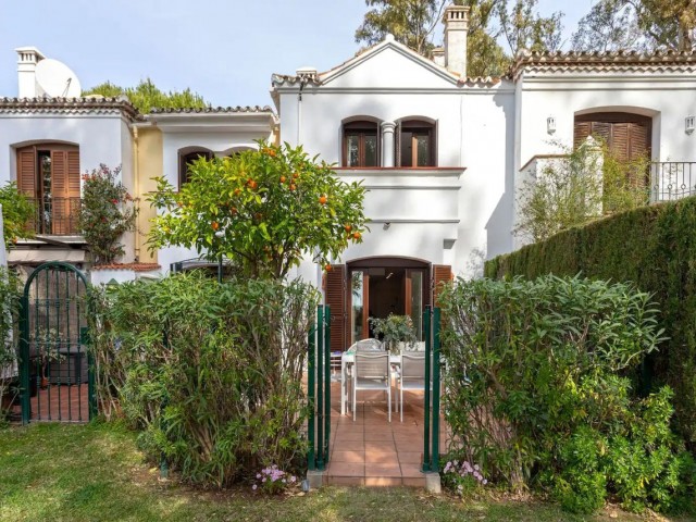 2 Bedrooms Townhouse in Estepona