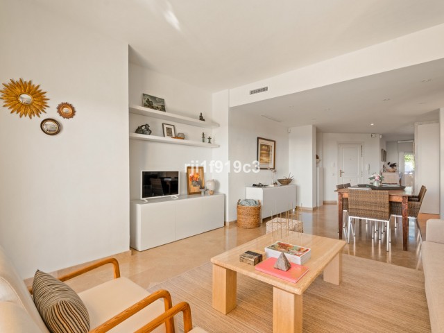 2 Bedrooms Apartment in Elviria