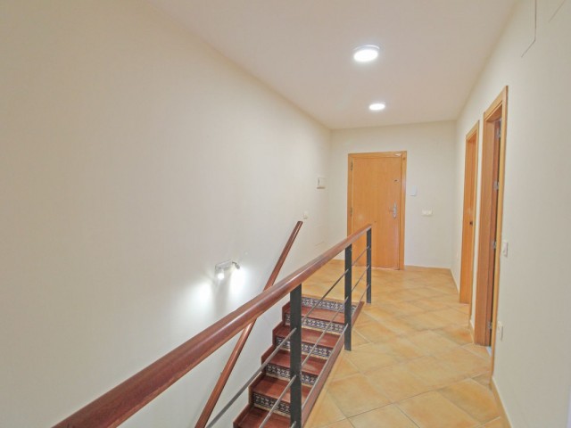 Maison mitoyenne avec 4 Chambres  à Mijas