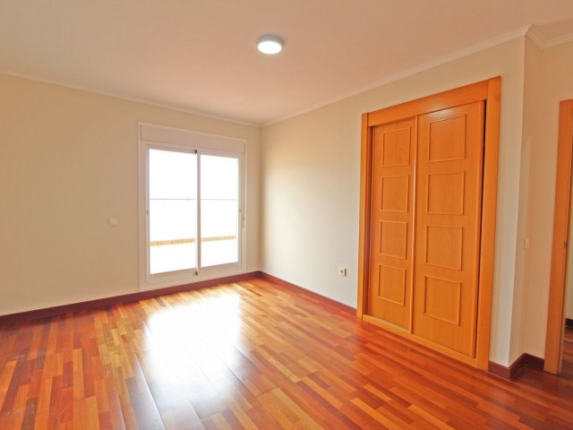 Maison mitoyenne avec 4 Chambres  à Mijas