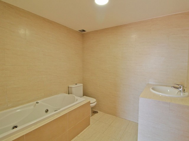 Maison mitoyenne avec 4 Chambres  à Mijas