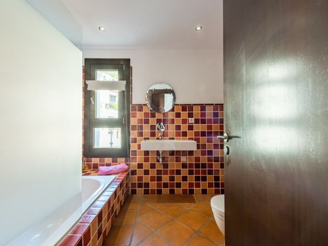 Maison mitoyenne avec 4 Chambres  à Benahavís