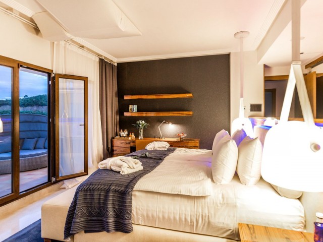 5 Bedrooms Villa in Benahavís