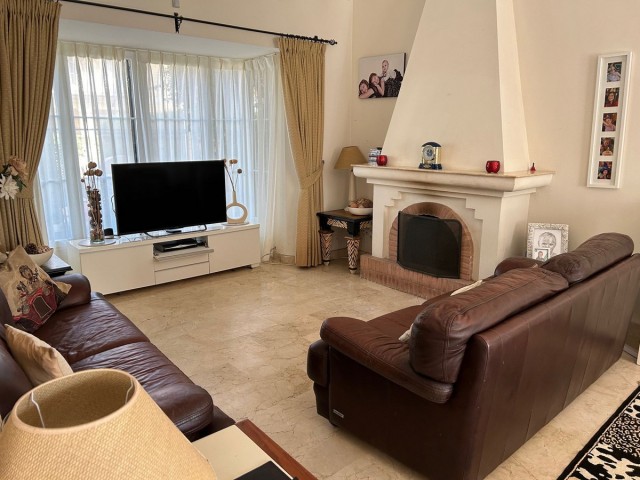 Maison mitoyenne avec 3 Chambres  à Elviria