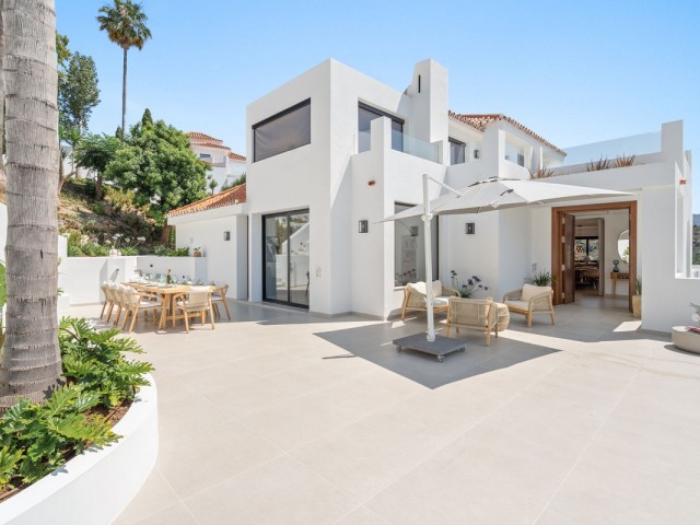 Villa avec 5 Chambres  à Nueva Andalucía