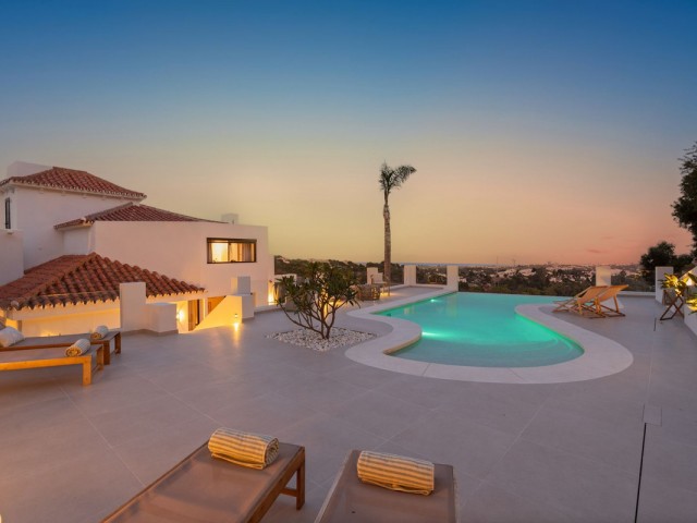 Villa avec 5 Chambres  à Nueva Andalucía