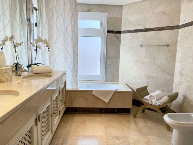 2 Bedrooms Apartment in Nueva Andalucía