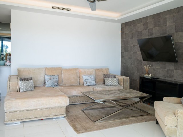 3 Bedrooms Apartment in Benahavís