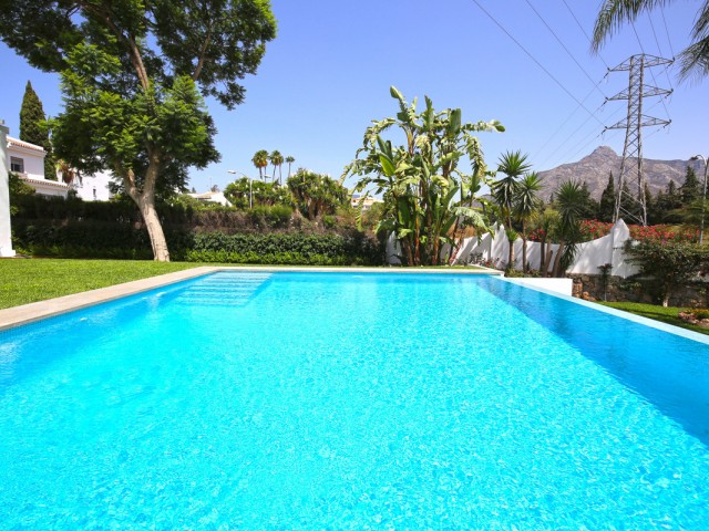 Maison mitoyenne avec 5 Chambres  à Nueva Andalucía