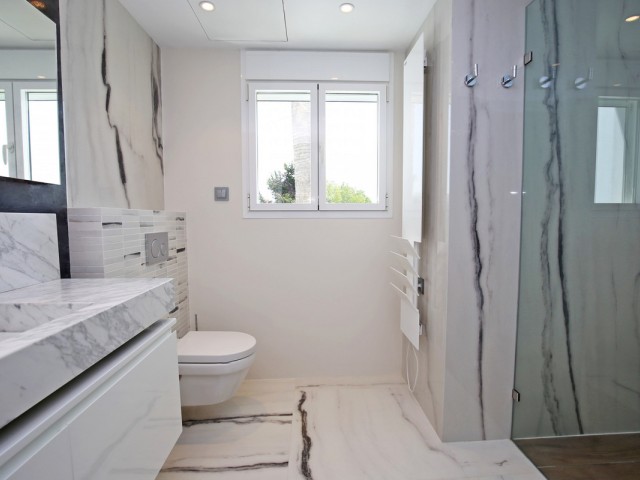 Maison mitoyenne avec 5 Chambres  à Nueva Andalucía