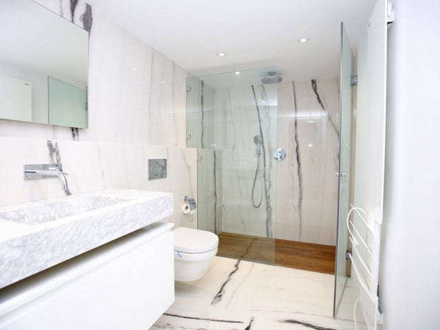 Maison mitoyenne avec 5 Chambres  à Nueva Andalucía