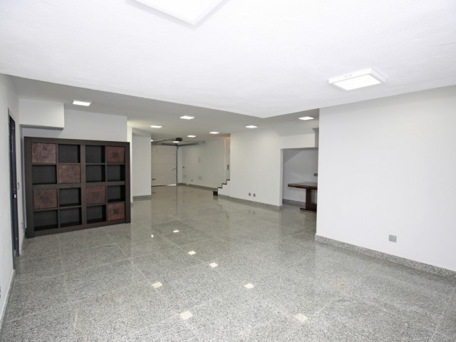 Maison mitoyenne avec 5 Chambres  à Nueva Andalucía