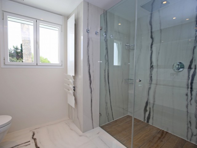 Maison mitoyenne avec 5 Chambres  à Nueva Andalucía