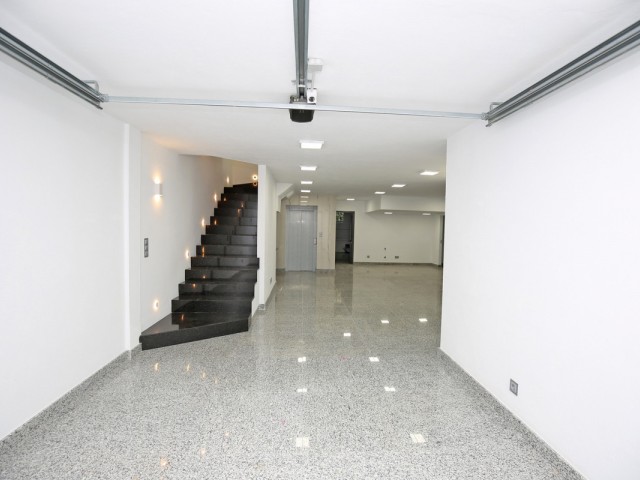 Maison mitoyenne avec 5 Chambres  à Nueva Andalucía