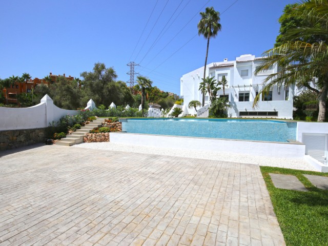 Maison mitoyenne avec 5 Chambres  à Nueva Andalucía