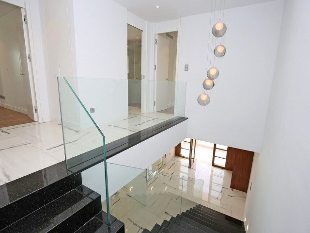 Maison mitoyenne avec 5 Chambres  à Nueva Andalucía